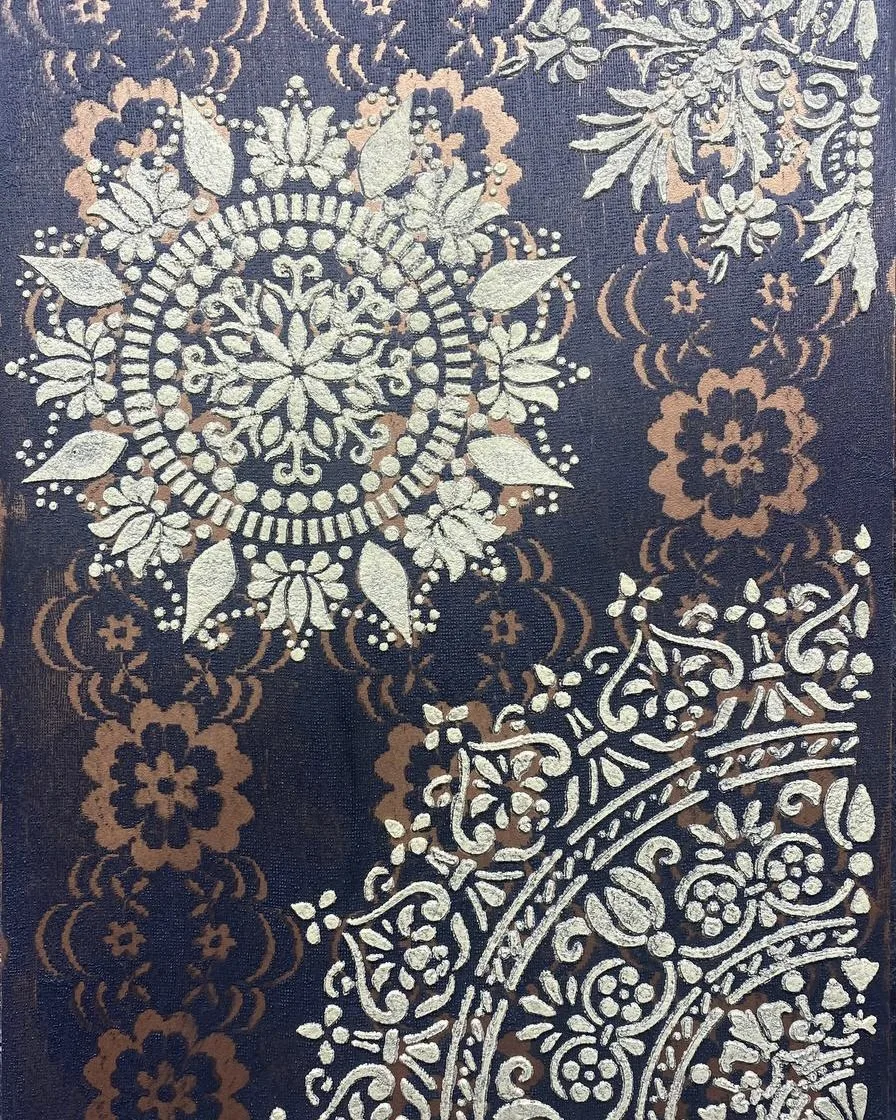 Материалы SILK PLASTER позволяют создавать сложные и выразительные декоративные эффекты.