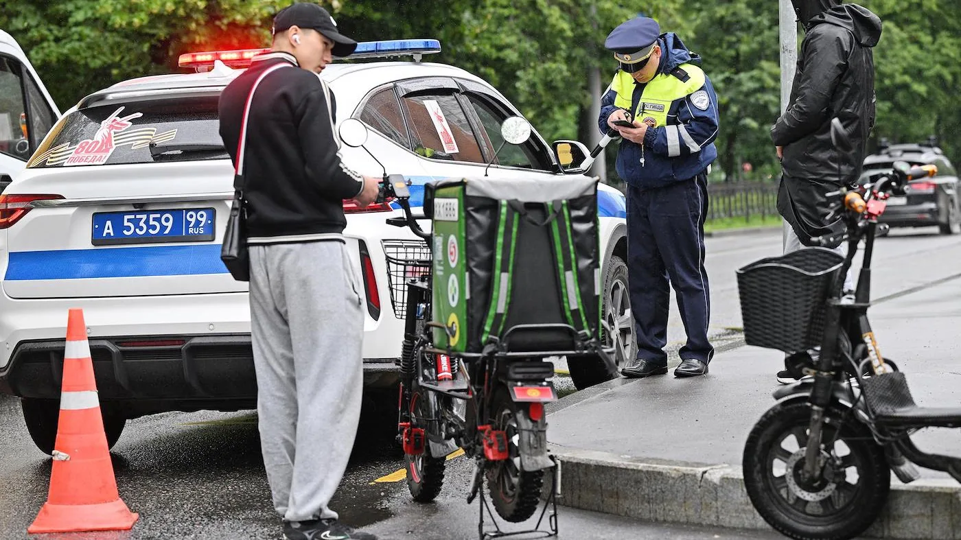 🛵 С 15 октября московские курьеры не смогут работать без сдачи ежегодного теста на зна...