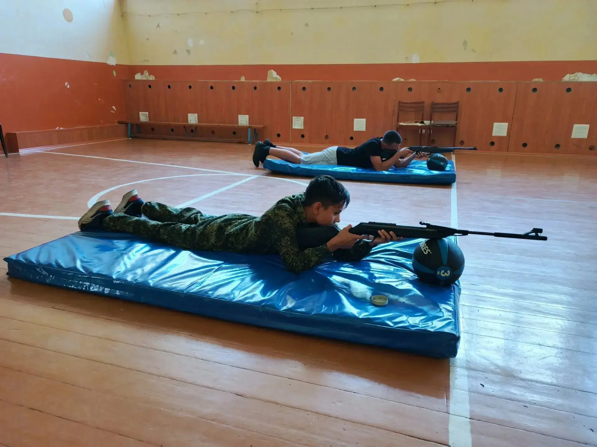 🎉 В пришкольном юнармейском лагере прошли захватывающие занятия по огневой подготовке! 🎉

Ребята в