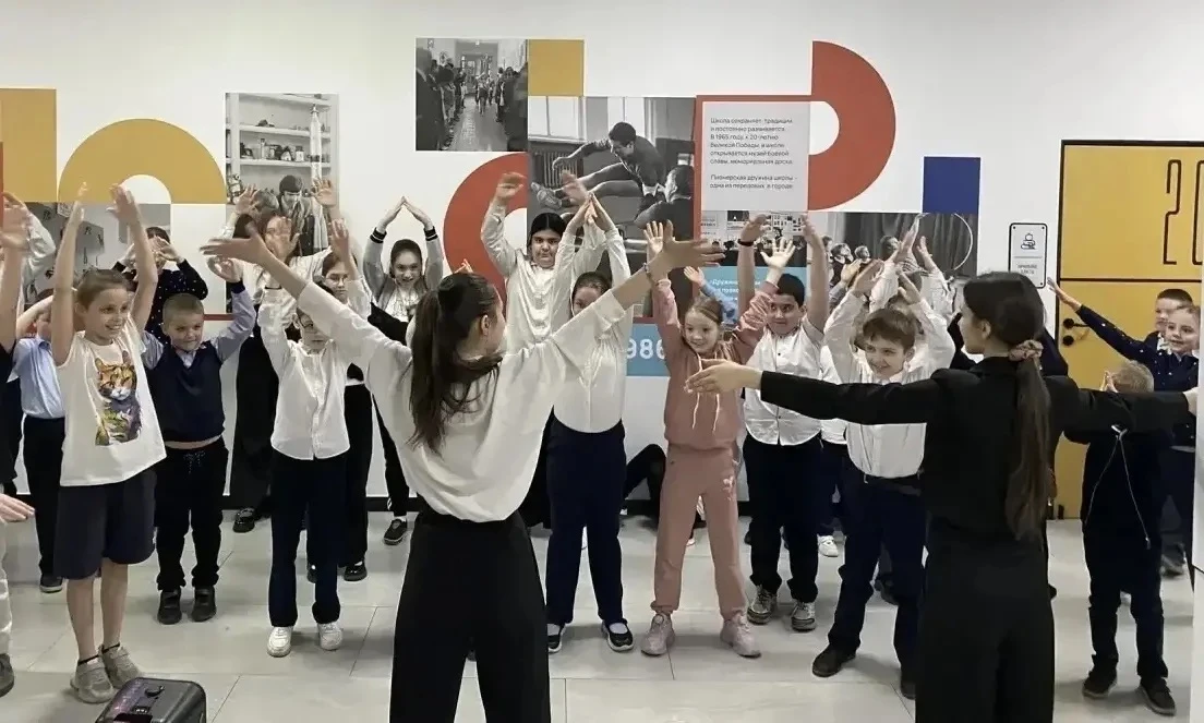 Эту неделю мы начинаем день с улыбки и здоровья!  ☀️ Утренняя зарядка в начальной школе – залог бодр