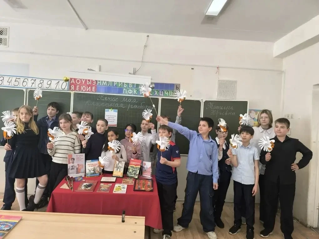 В преддверии праздника День Победы ученики 4Г класса прошли мастер-класс "Символы Победы"