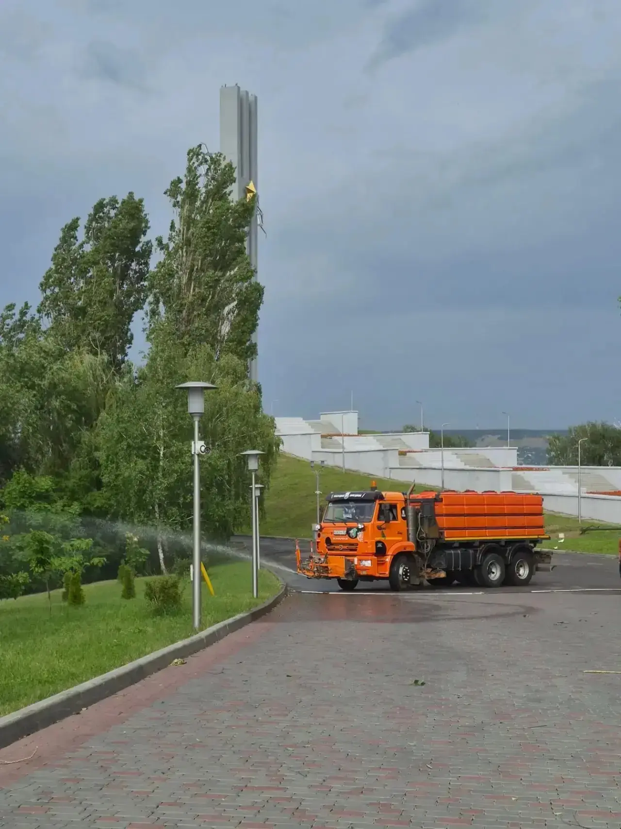 ➡️Работы по благоустройству продолжаются

 🌱Сотрудники коммунальной службы продолжают содержание об