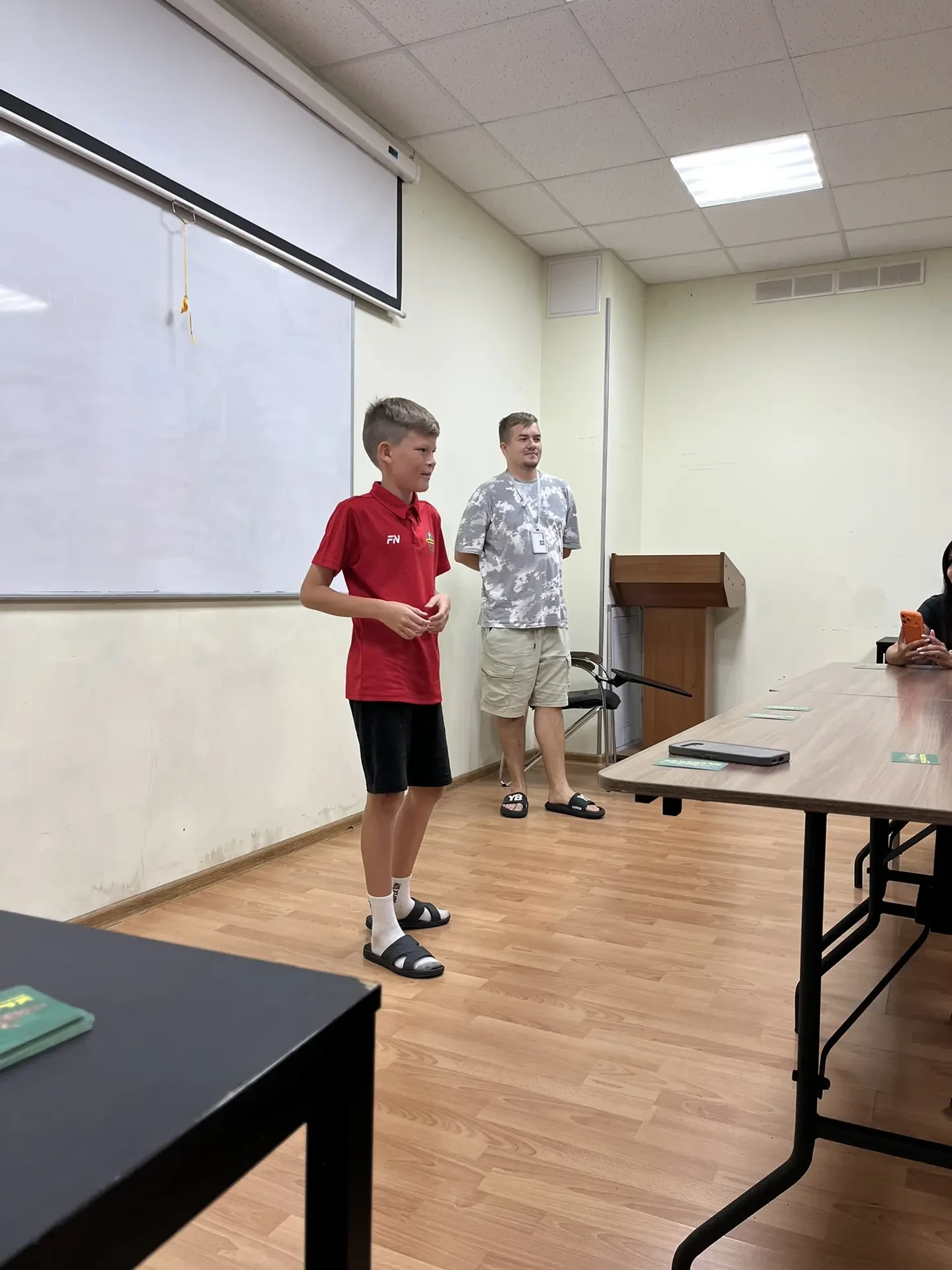 С полуслова, полувзгляда, полуоборота.