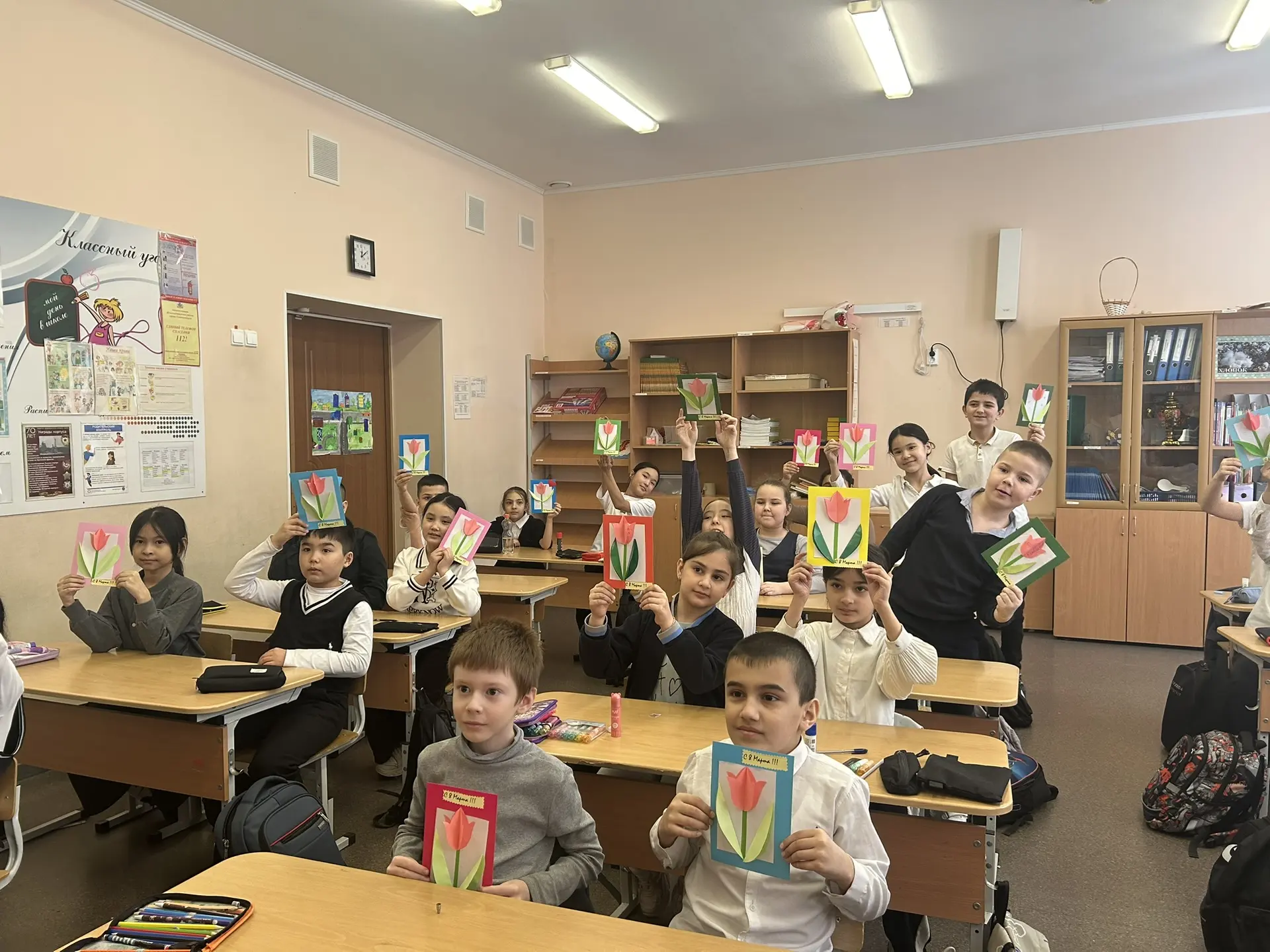 📣Сегодня мы провели мастер-класс по изготовлению открыток к 8 Марта для наших младших школьников!   