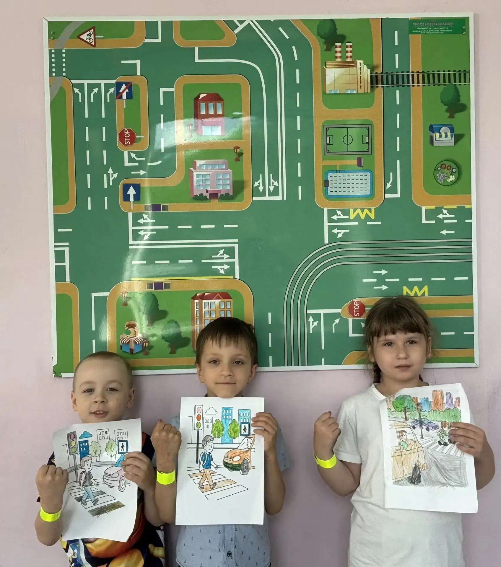 🚦 11 июня в МБОУ «Школа № 153» ребята из летнего лагеря "Сказка" продолжают конкурсную "Неделю безо