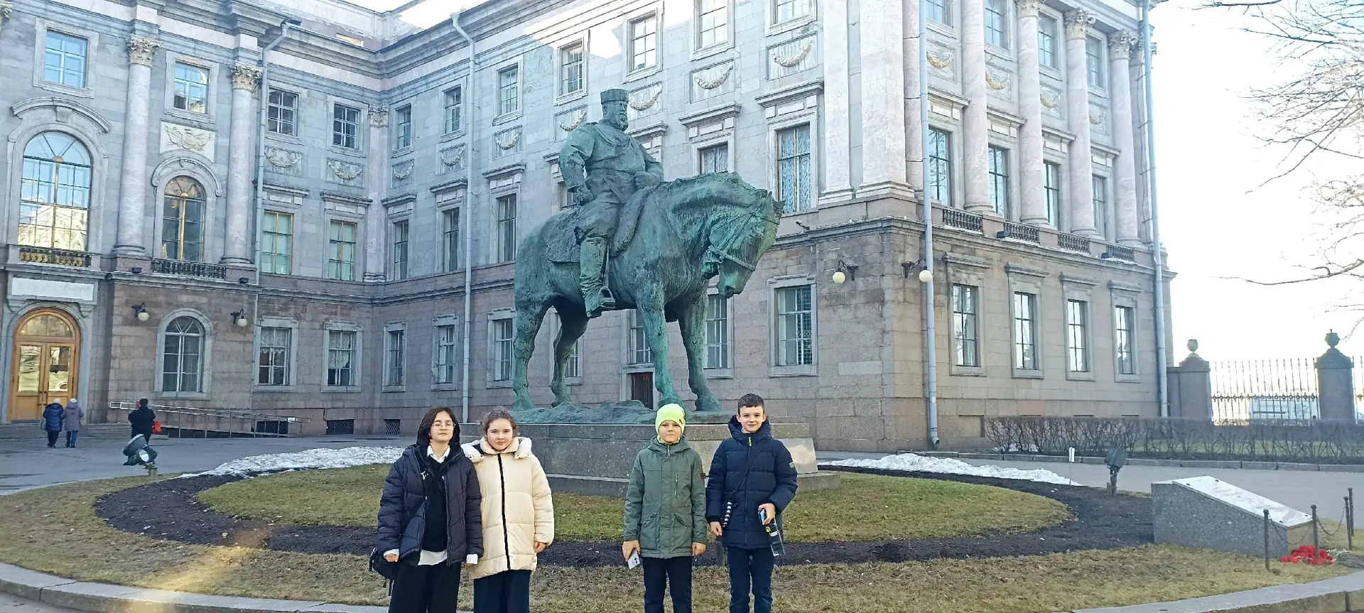 В поисках новых открытий: 5Б исследует Петербург 🏛️🔍  Ученики 5Б класса приняли участие в районном к
