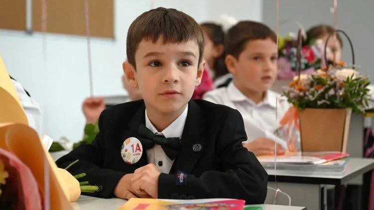 🎒 Выплата 3 000 рублей на школьную одежду: кому положена