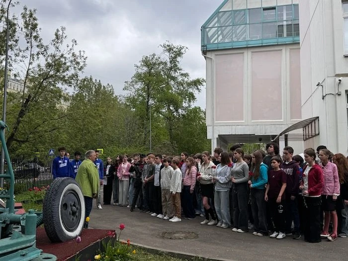 🌸 Встреча памяти  У Мемориальной пушки, расположенной возле корпуса на Поклонной 10, прошел митинг, 