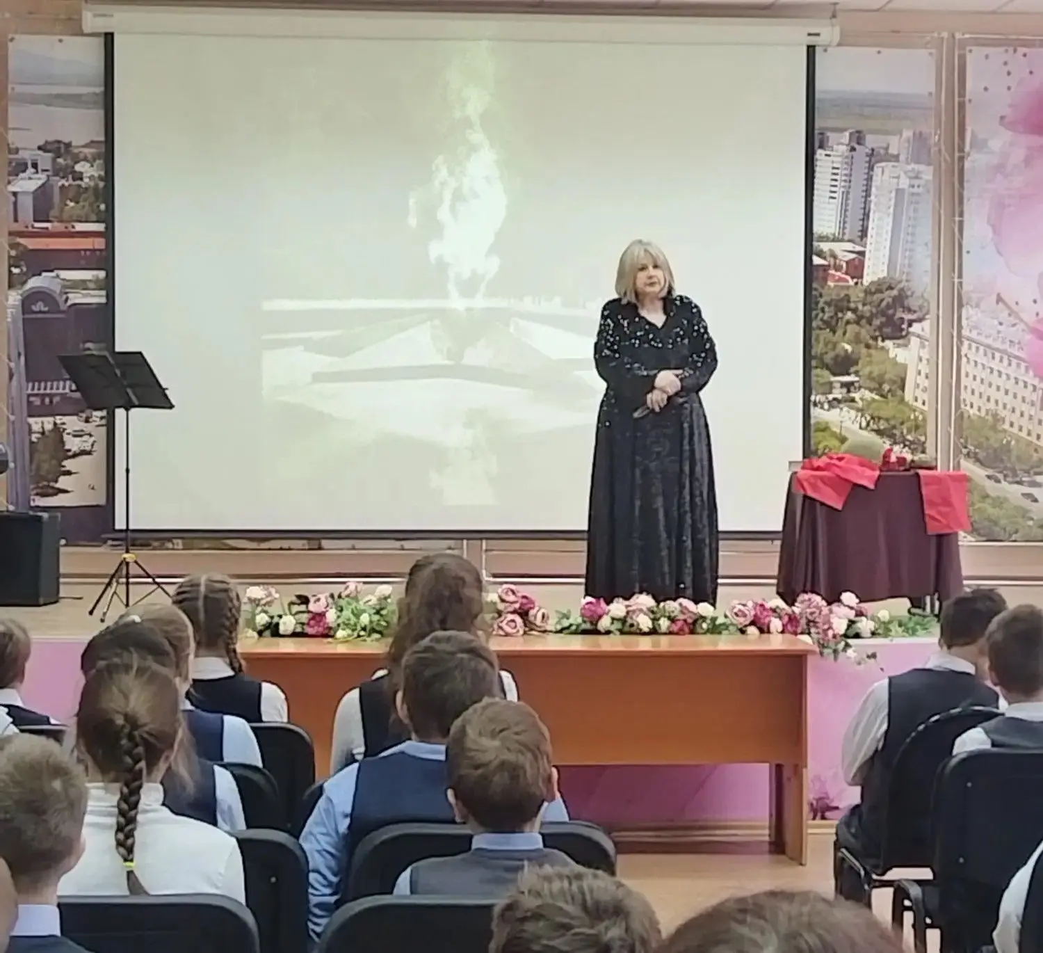 🎭Театр в гостях у гимназии: «Постарайтесь вернуться назад» 🎭  Сегодня в нашей гимназии было по-особе
