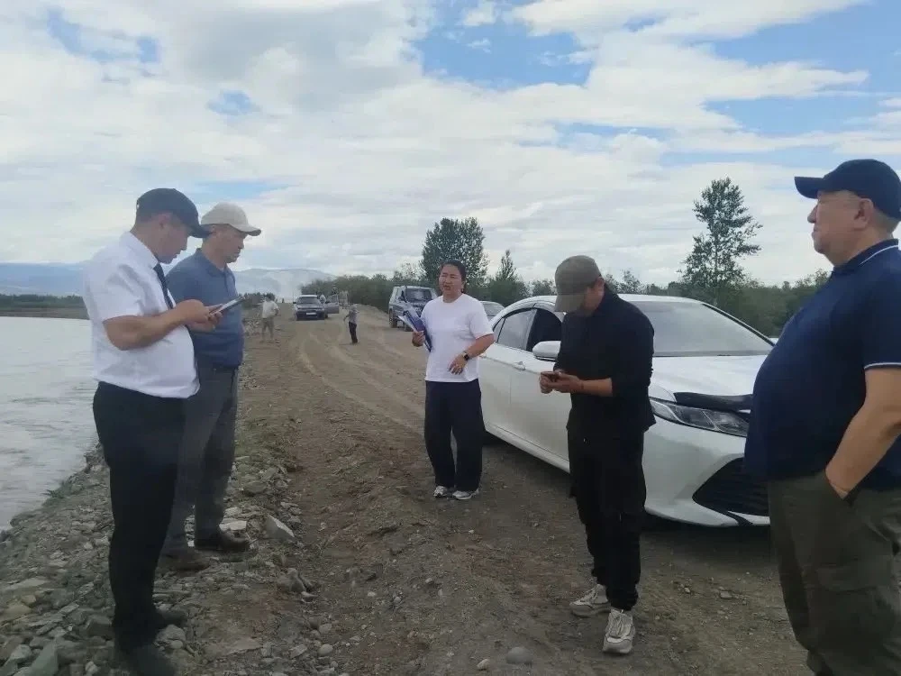 В селе Баян-Тала Дзун-Хемчикского произошел подмыв берега реки Хемчик из-за подъема уро...