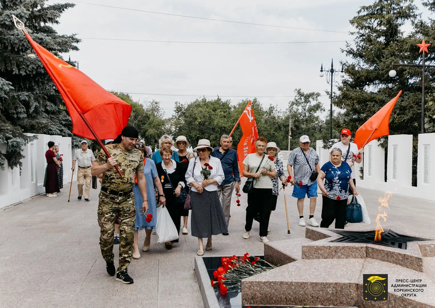 Сегодня, в День памяти и скорби, глава округа Александр Орел возложил цветы к Вечному огню на Аллее 