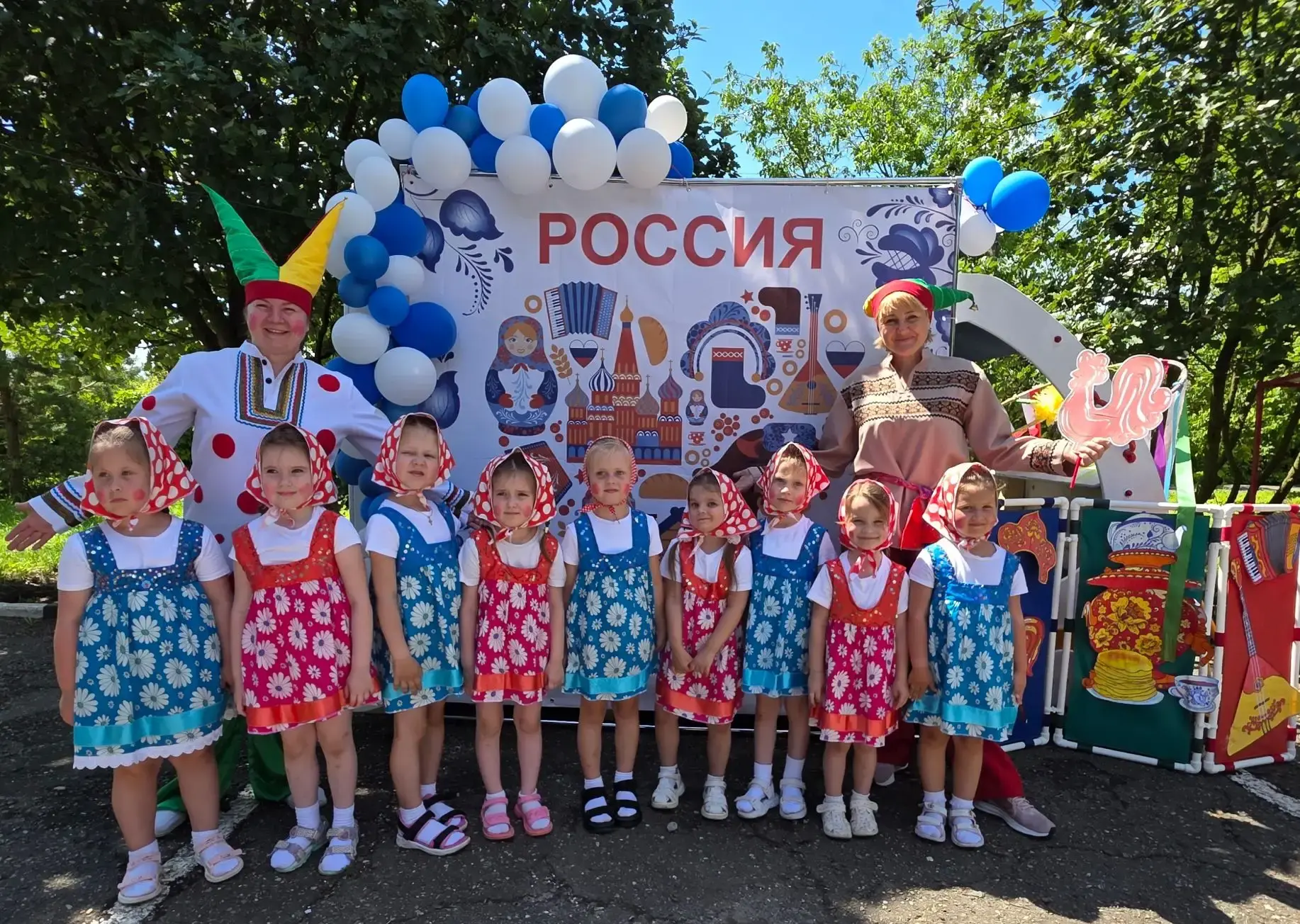 В детском саду № 12 прошел большой праздник, посвящённый русским народным промыслам. Ребята совершил
