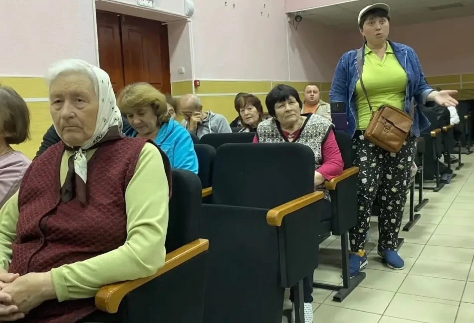 Депутаты Курской облдумы Алексей Золотарёв и Анатолий Зуй посетили пункт временного размещения, расп