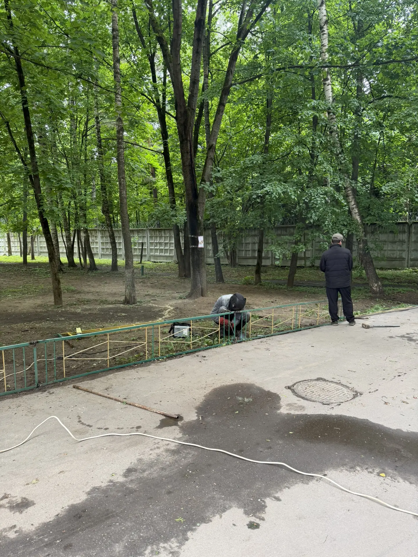 Мкр. ВНИИПО д.8 - проведены работы по установке металлических газонных ограждений
