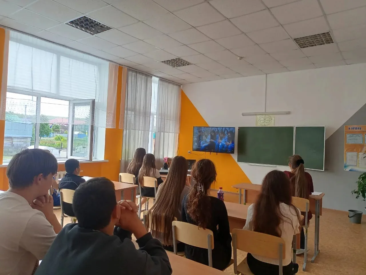 Тематический час "Великий и могучий" прошел в рамках празднования Дня русского языка.Учитель русског