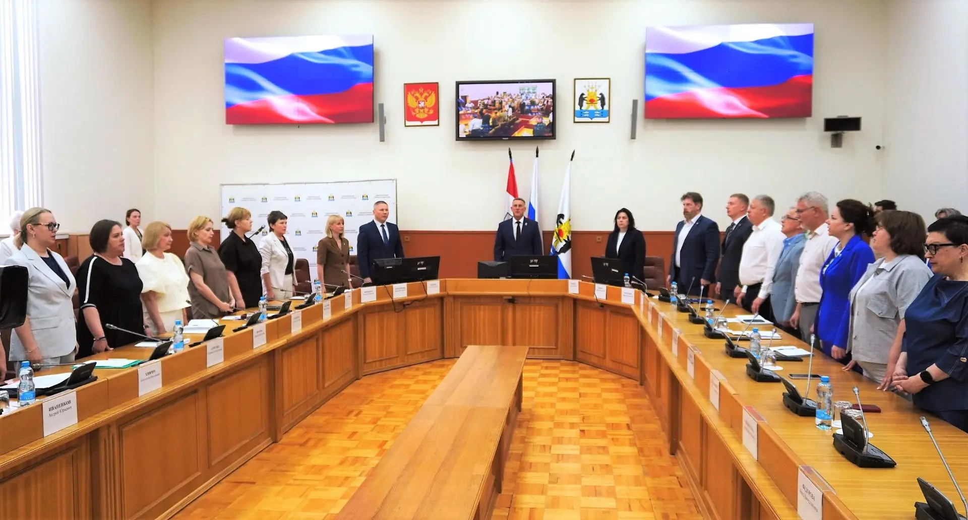 Уважаемые Новгородцы!
 
Сегодня, в преддверии празднования Дня России, большое аппаратное совещание 