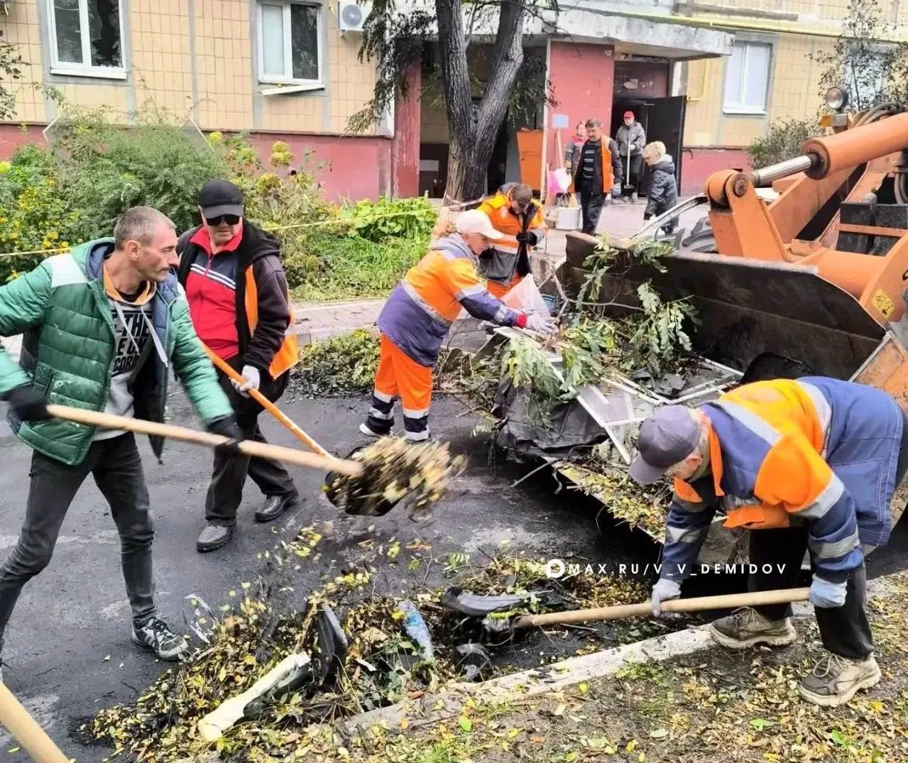 ⚡️В центре Белгорода специалисты фиксируют ущерб и закрывают тепловой контур в квартирах.