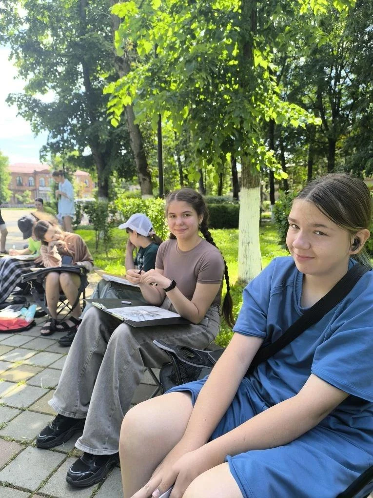 17 июня 2026 года учащиеся ДХШ г. Апшеронска в рамках летней площадки рисовали на пленэре. Ребята вм