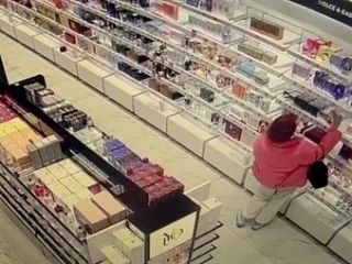 ⛨ Задержана женщина, подозреваемая в краже дорогого алкоголя и парфюма