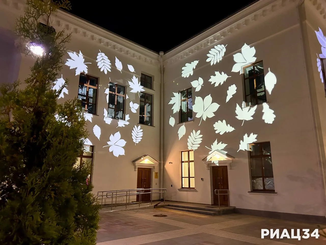 🍁 На фасаде Волгоградского театра кукол сменилась вечерняя подсветка