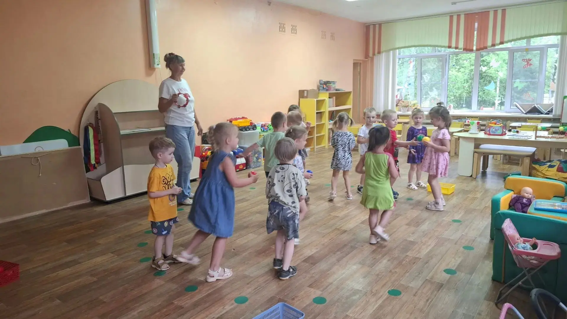 Сегодня младшая группа "Радуга" приглашает вас в волшебный мир математики через игру и ...