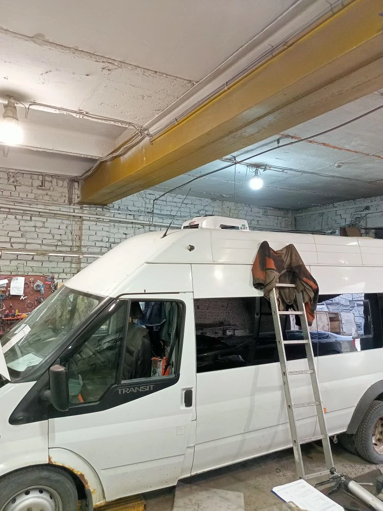 Закончили монтаж на ford transit. 
Кондиционер для пассажиров и с отводками на водителя. 
Внутри на 