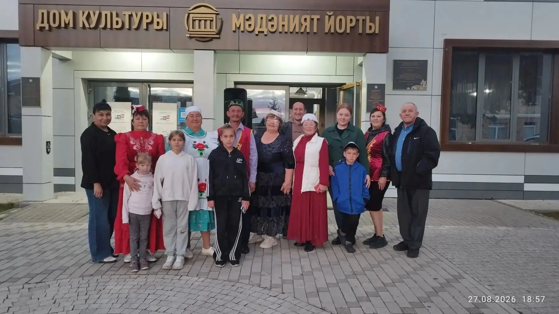 Вчера, 27 августа, площадка перед районным Домом культуры превратилась в центр притяжен...