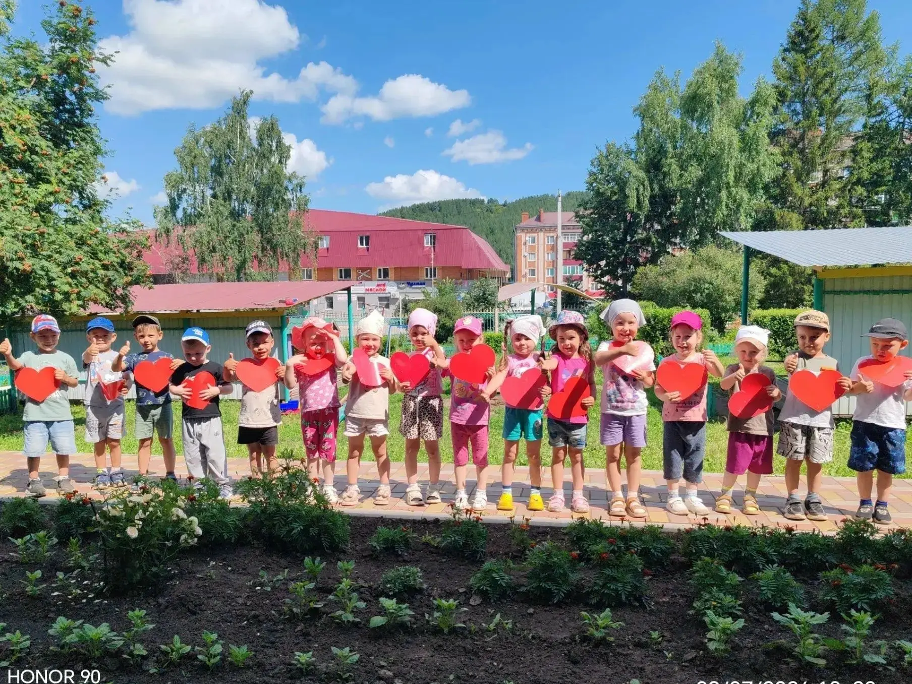 Маленькие ручки — большое сердце❤️
Наши малыши из младшей группы приготовили для своих родных самый 