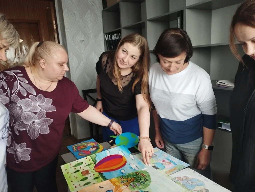 «Семья мой надежный дом»: в Енакиево прошел творческий конкурс рисунков для детей из приемных семей
