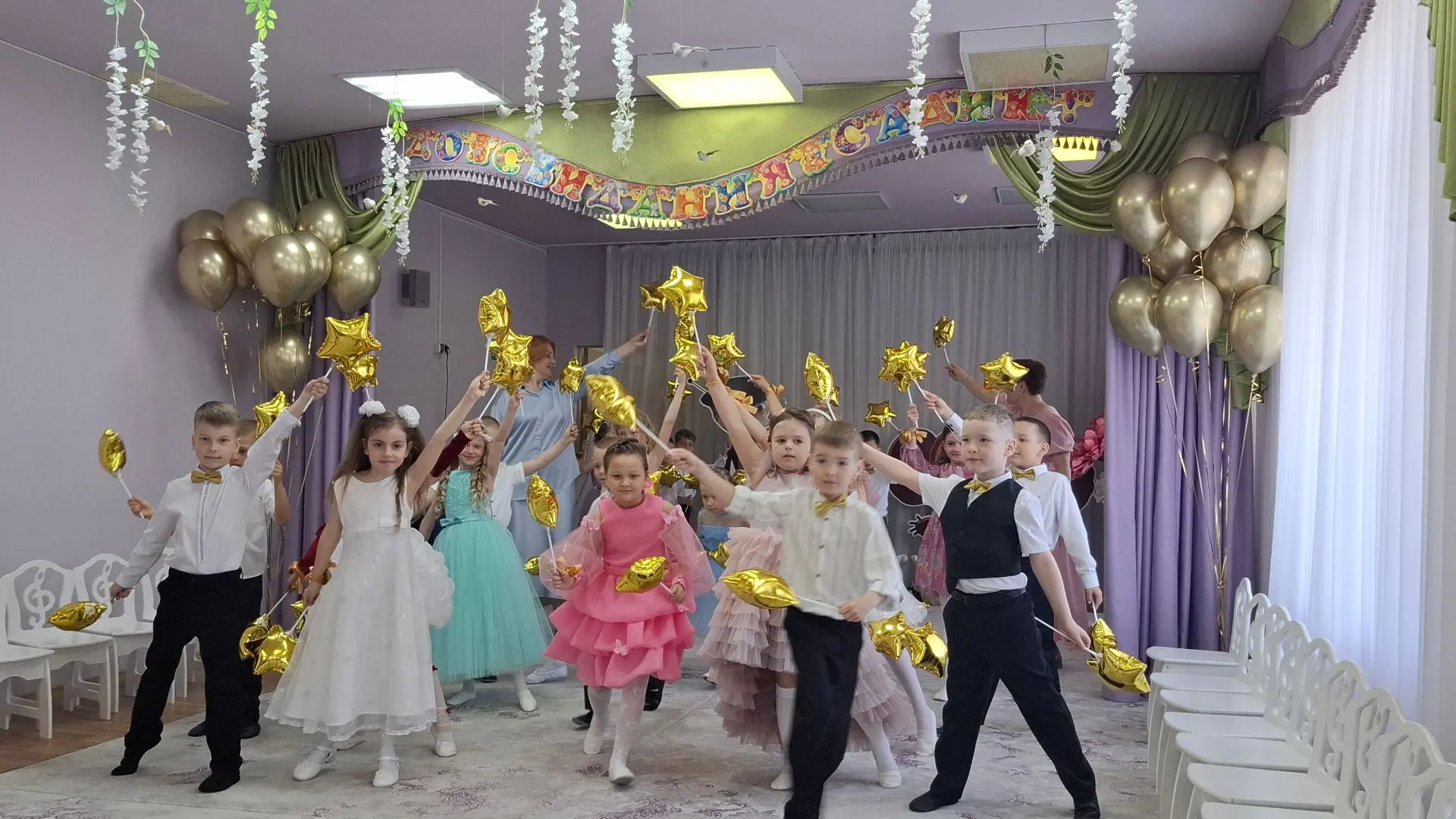 🎈Выпускные утренники прошли в нашем детском саду для ребят из подготовительных групп "Колокольчик",