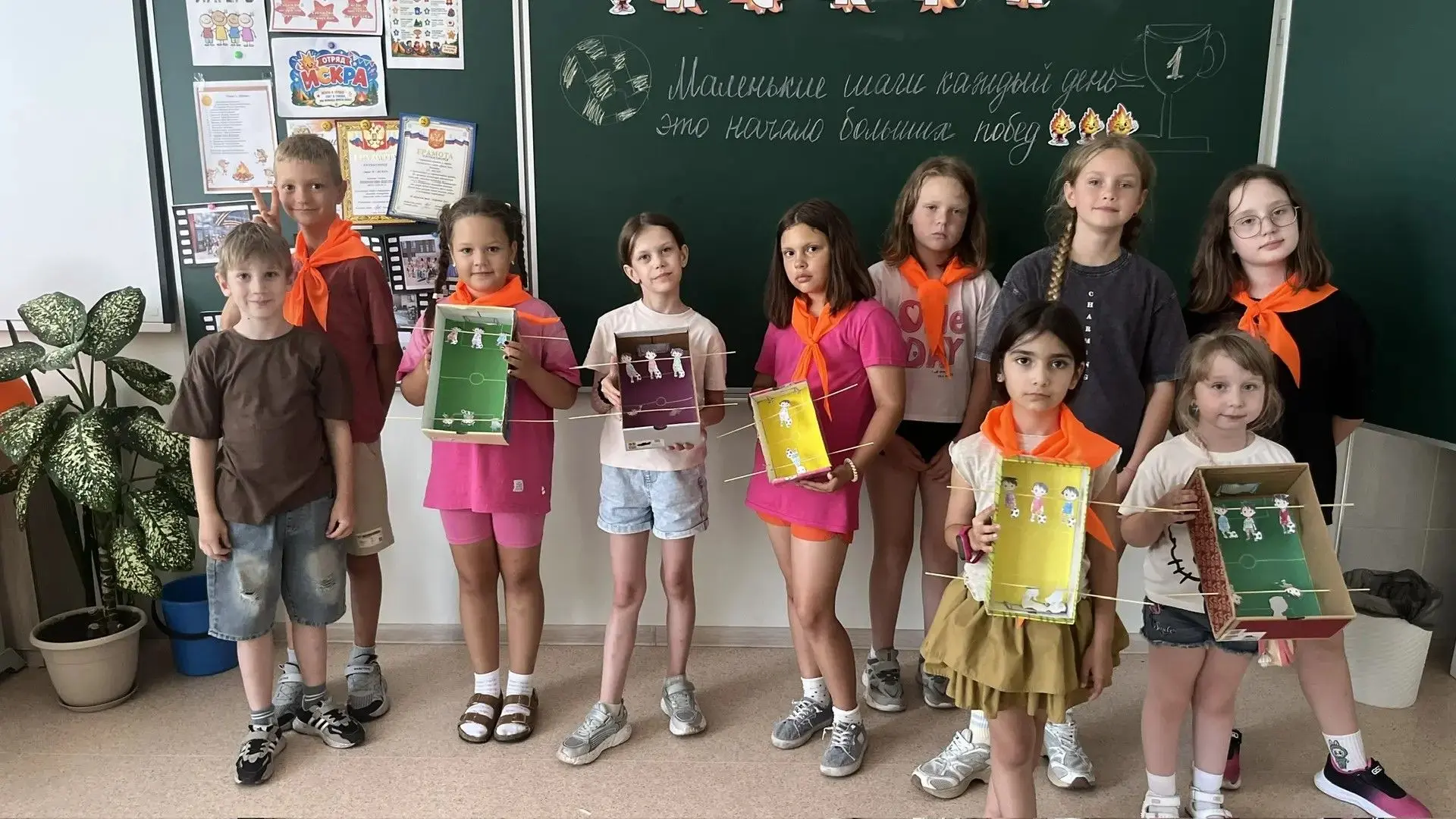⚽ Мастер-класс ко Дню спорта
Ребята из 1 отряда провели увлекательный мастер-класс, посвящённый Дню 
