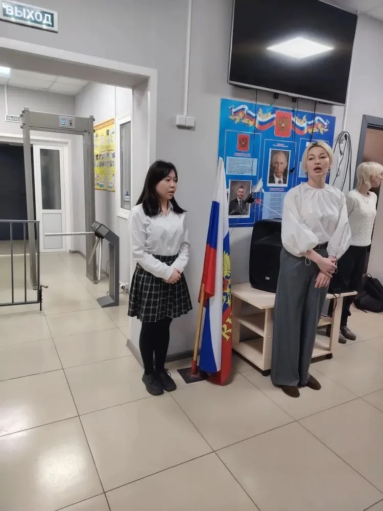 🇷🇺 Учебная неделя началась с торжественного поднятия Государственного флага России и ...