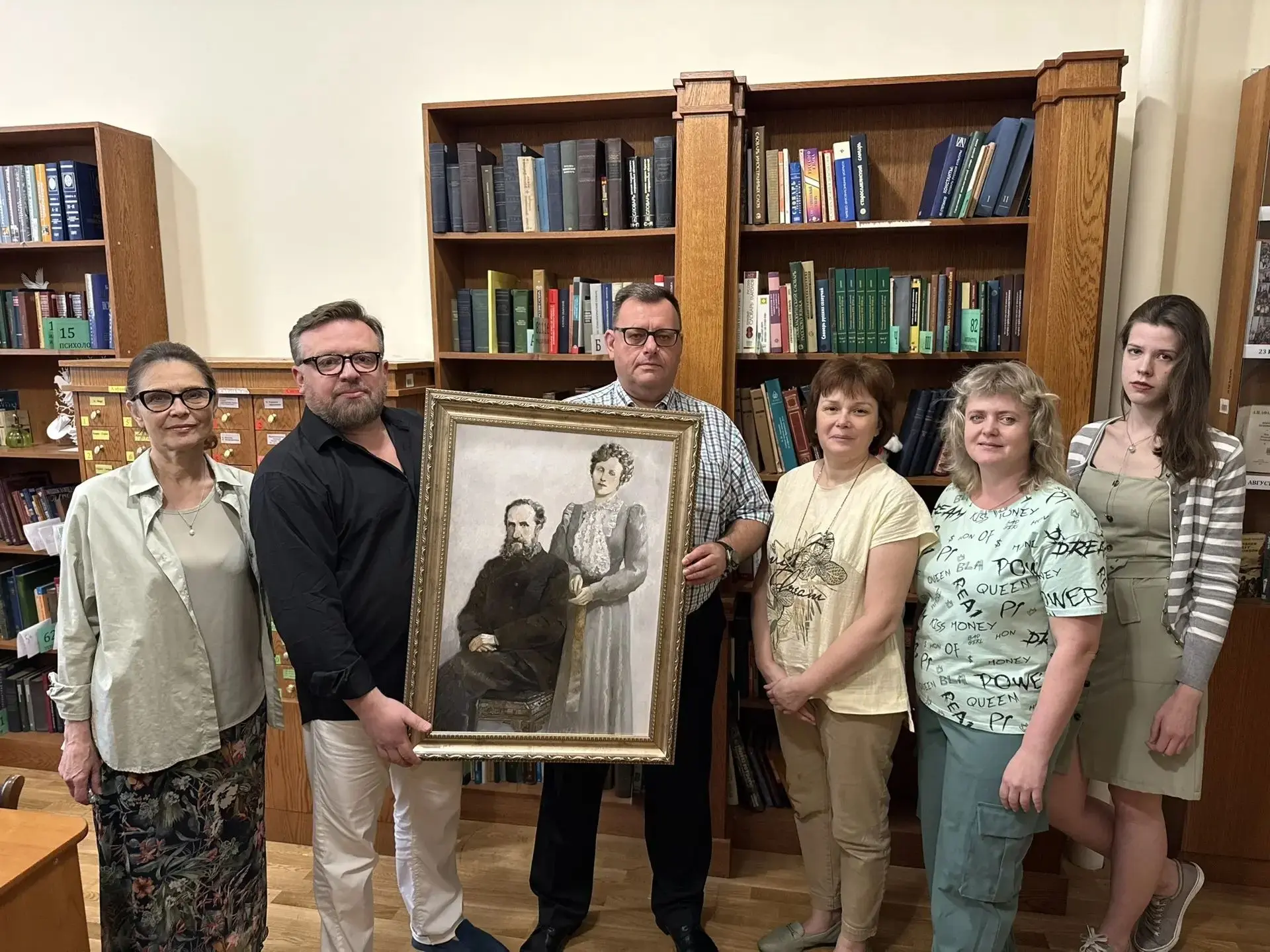 🎨 Преподаватели Художественно-графического факультета передали в дар Библиотеке МПГУ портрет Владим