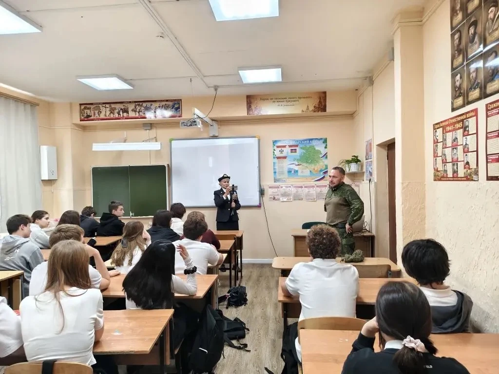 В 9 «Г» классе МБОУ СОШ №4 имени А.В. Суворова прошла встреча в рамках патриотического воспитания по
