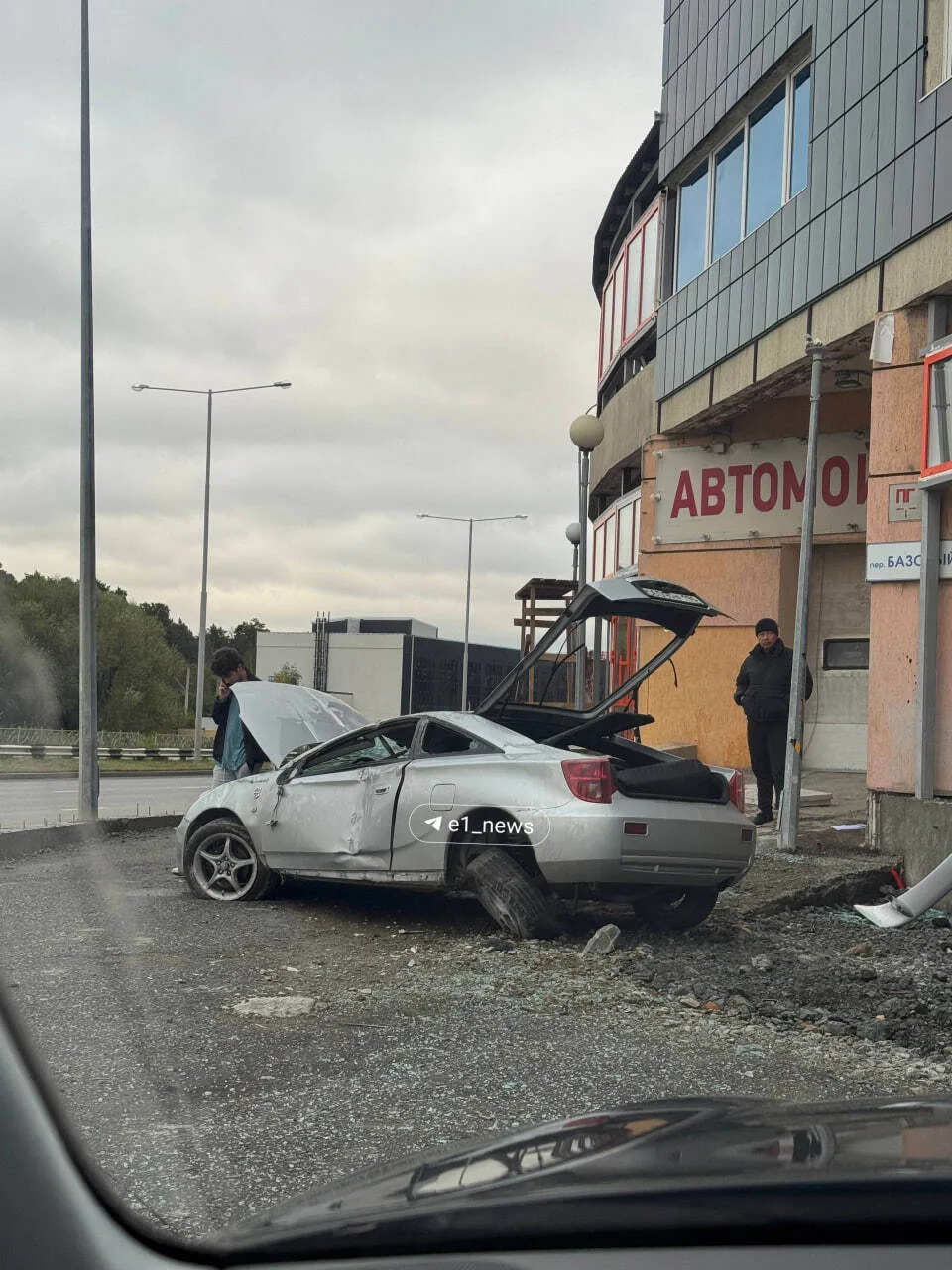 Toyota Celica улетела в здание автосалона на Базовом переулке
