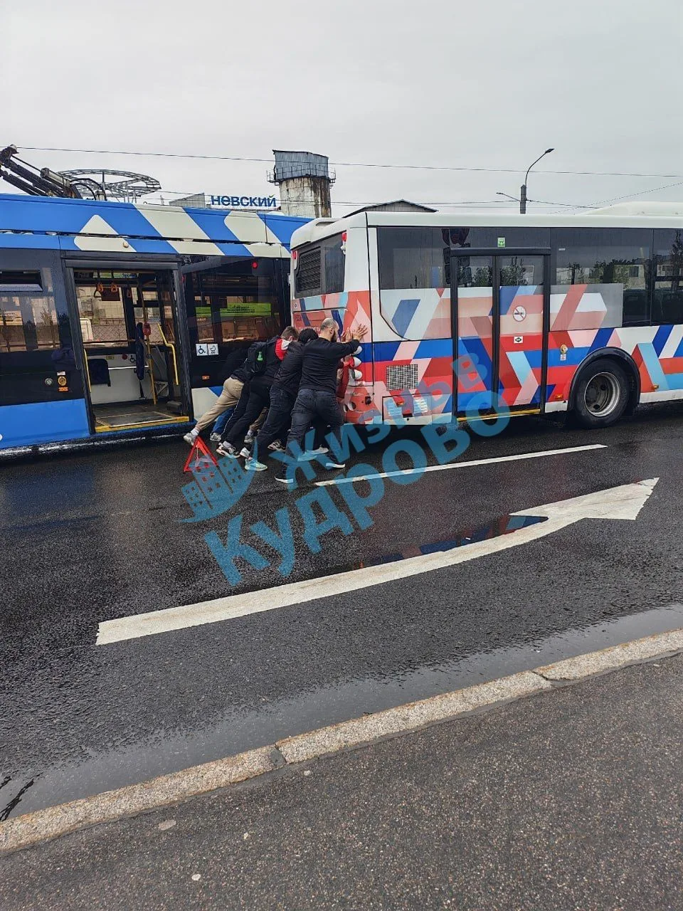 🚌 У метро «Дыбенко» на остановке в сторону Кудрово сломался автобус 596Б. Попытки сдвинуть его с мес