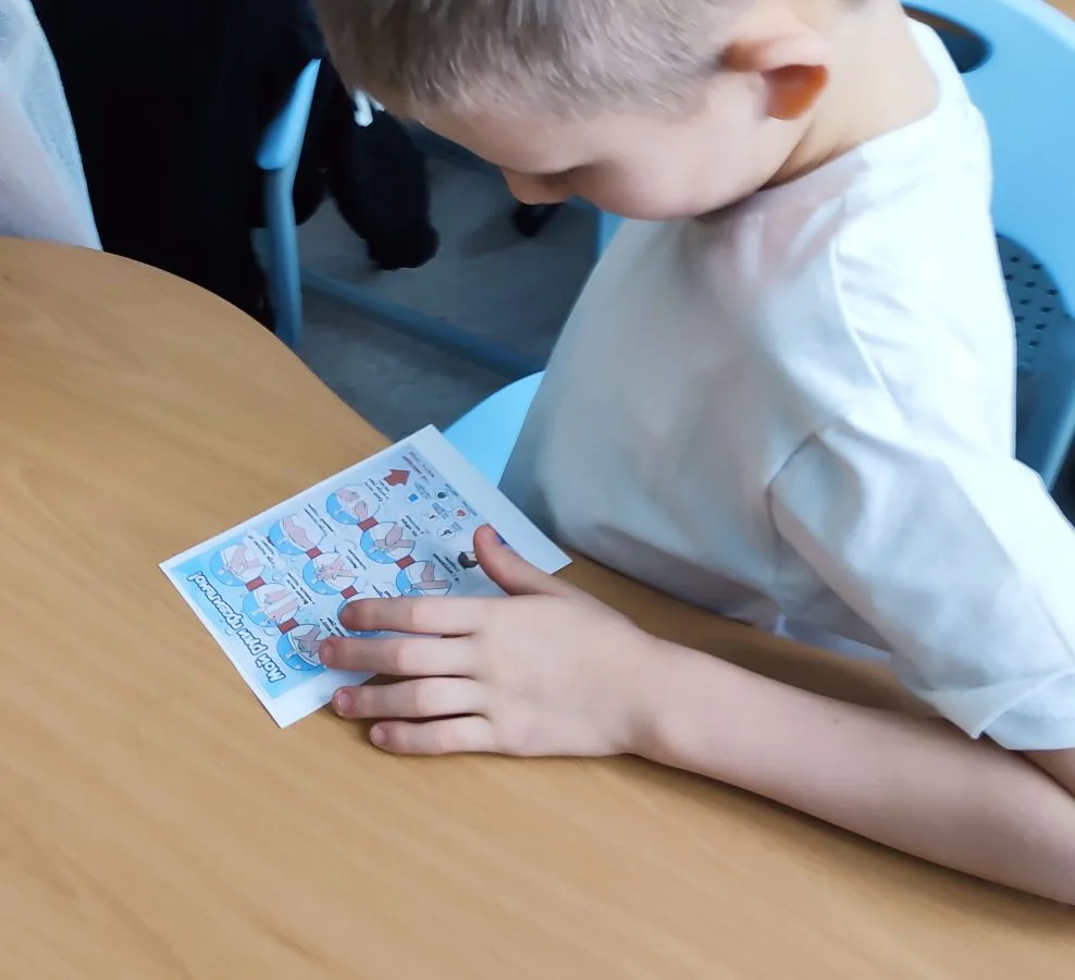 🤲Мастер – класс "Моем руки правильно!"  💥Сегодня во  2В классе медицинский работник👩‍⚕ Ключко И.В. п