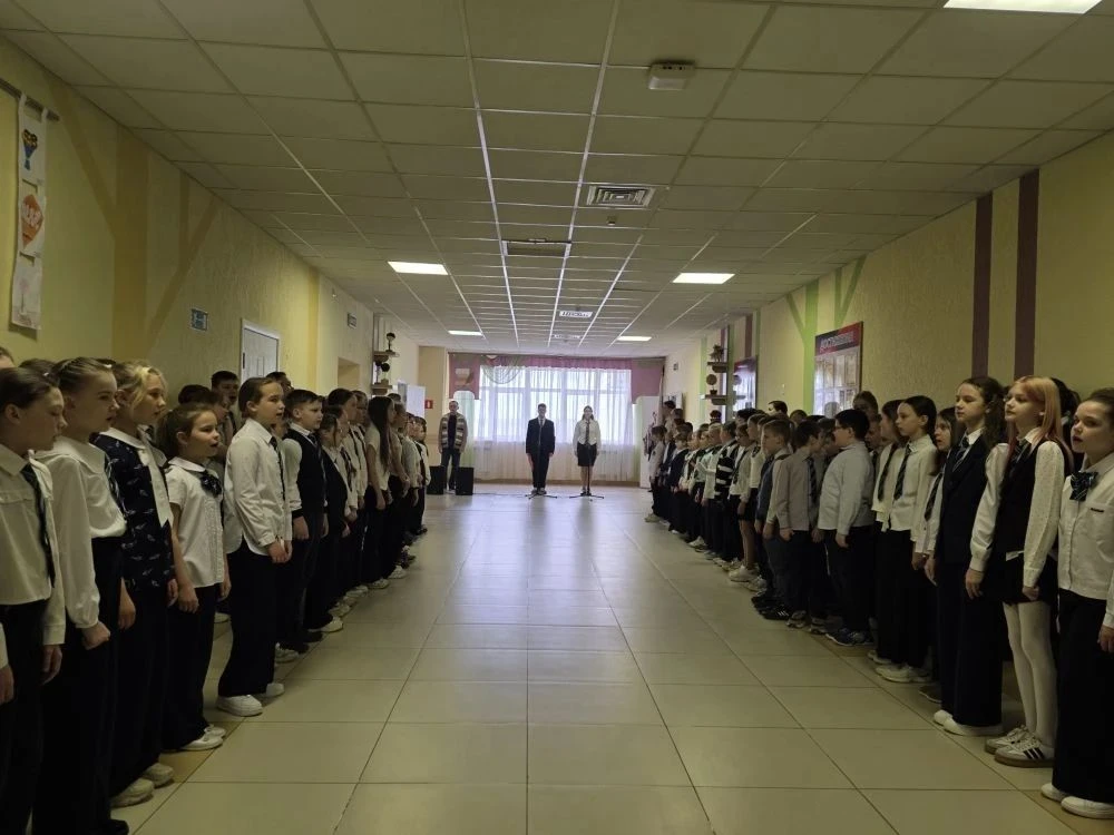Традиционная линейка в МКОУ Бутурлиновская СОШ. В МКОУ Бутурлиновская средняя общеобразовательная шк