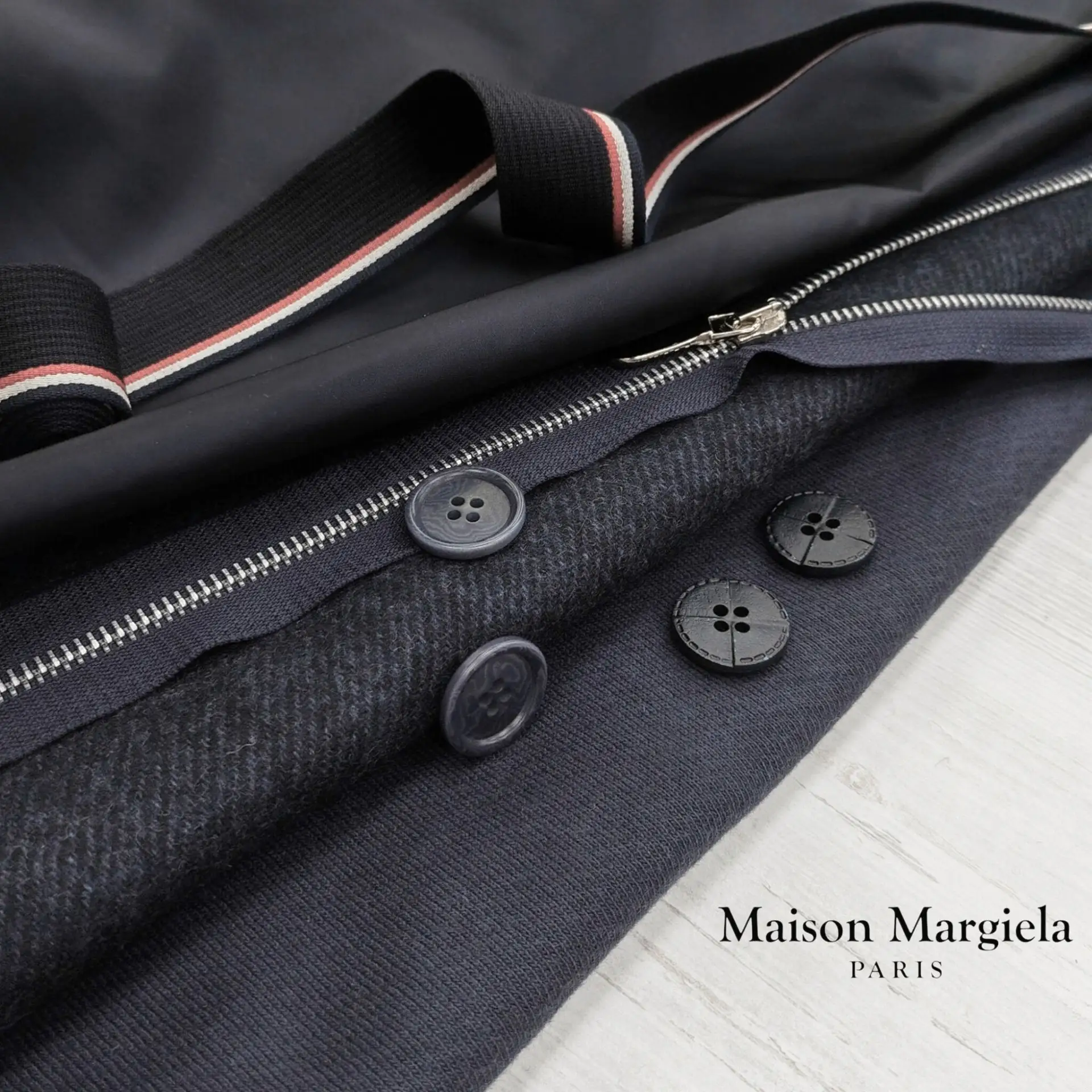 Откройте для себя магию синего в коллекциях Maison MARGIELA!