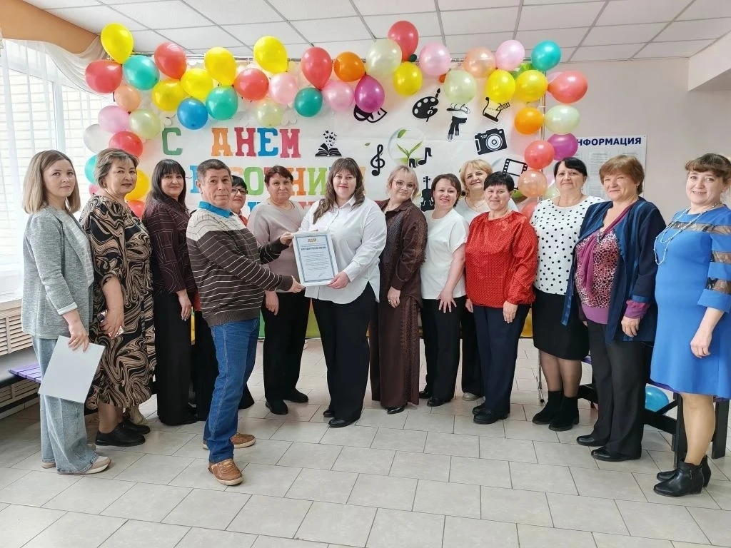🇷🇺🎉 В День работника культуры активисты Чесменского местного отделения ЛДПР поздрави...