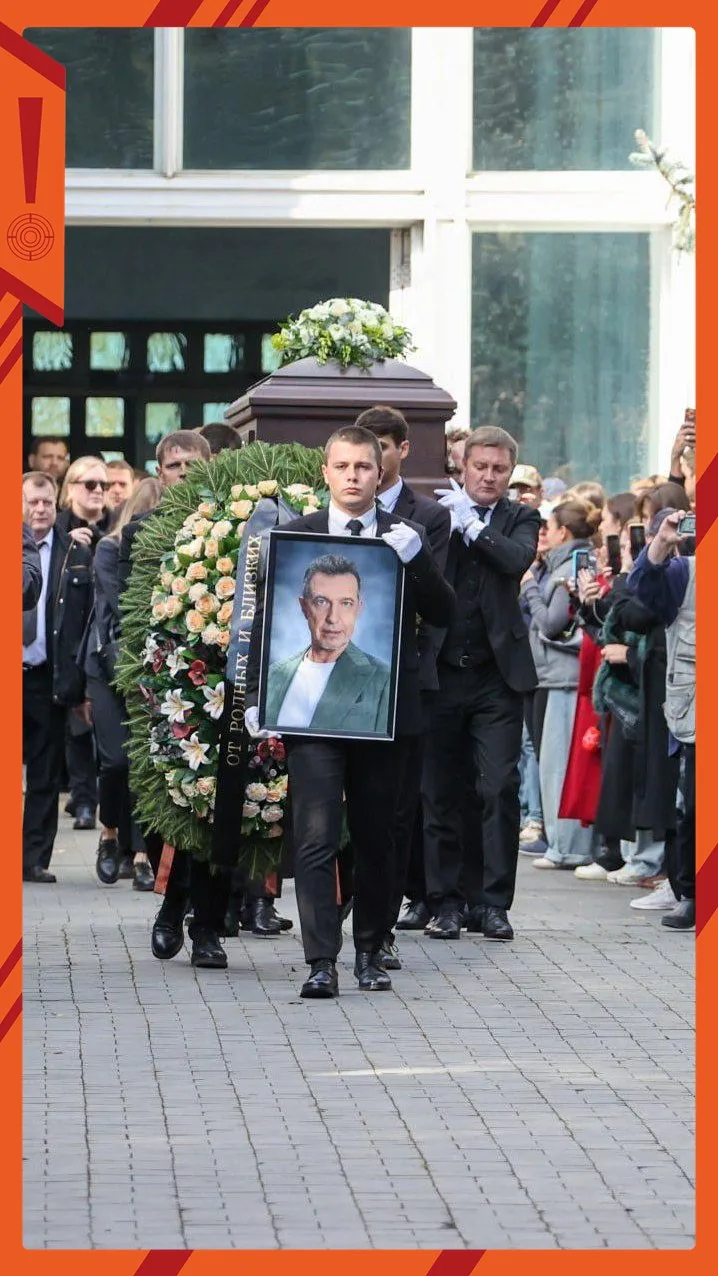 Мать Соседова вели под руки на прощании с сыном