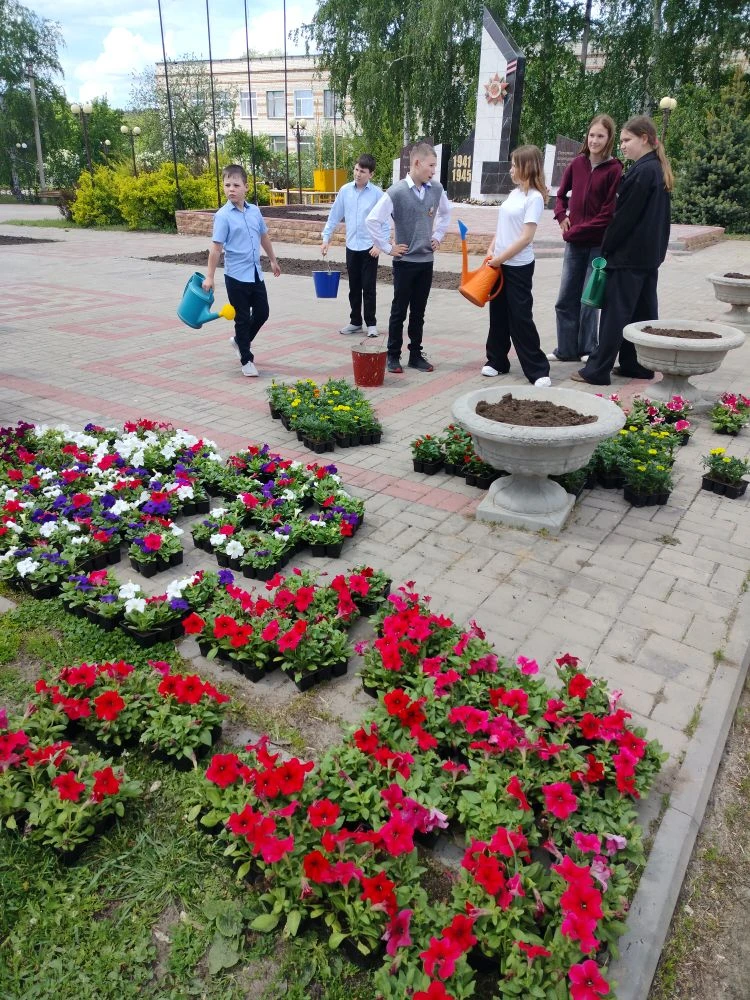 В хуторе прошла ежегодная масштабная высадка цветов — акция, направленная на озеленение...