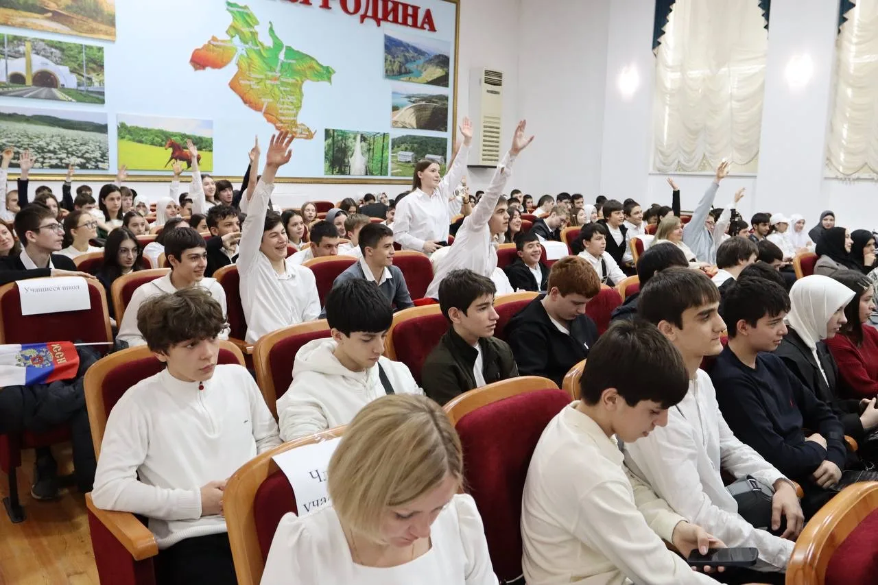 Сегодня в нашем городе прошло особенное событие — фотовыставка «Дети героев» 🇷🇺  Это не просто экспо