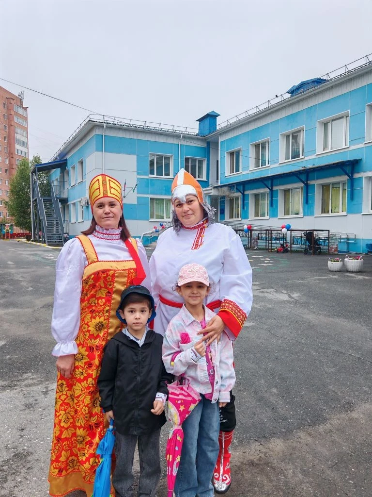 День России наступает,
Все друг друга поздравляют!
Флаги, шарики, цветы!
Праздник встретим я и ты!

