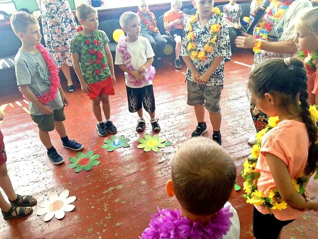 🏝️ Гавайи - это сказочный рай!🏝️ 
Именно туда отправилась сегодня детвора посёлка Таловый.
Зелёные