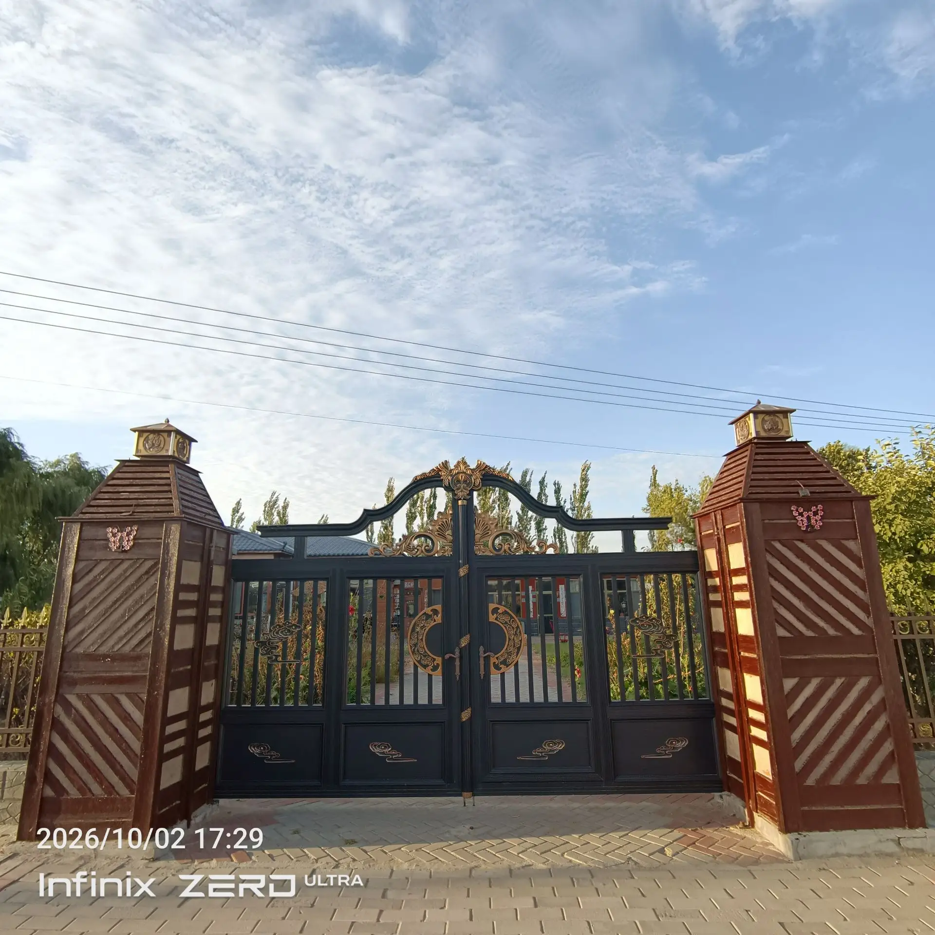 Гомбосурен любезно предоставил свой отчий дом, в котором бессменно проживает его семья🥰