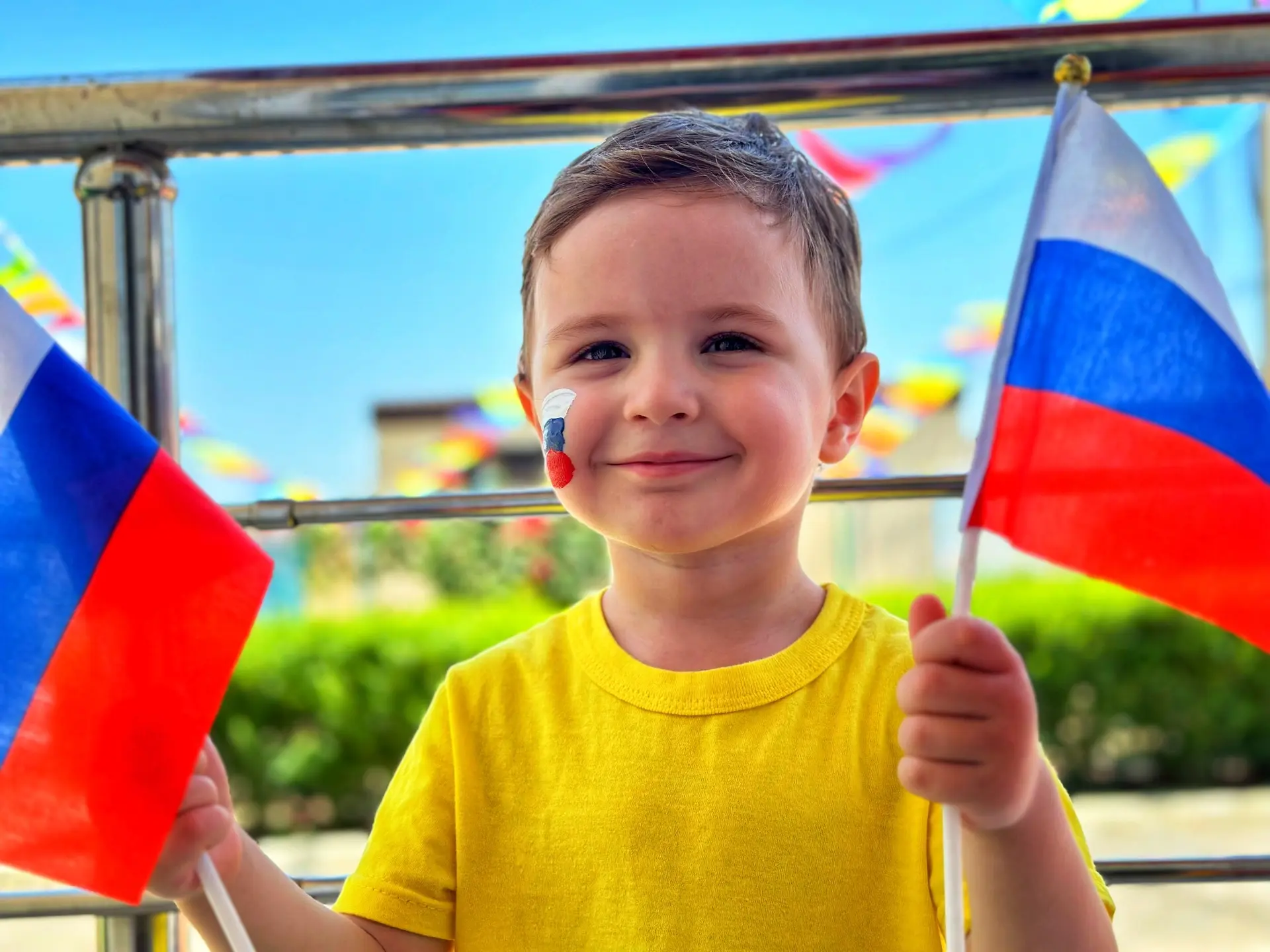 С Днем России нашей славной,
Нашей Родины святой!
Всем желаю мира, счастья,
Гордости за край родной.