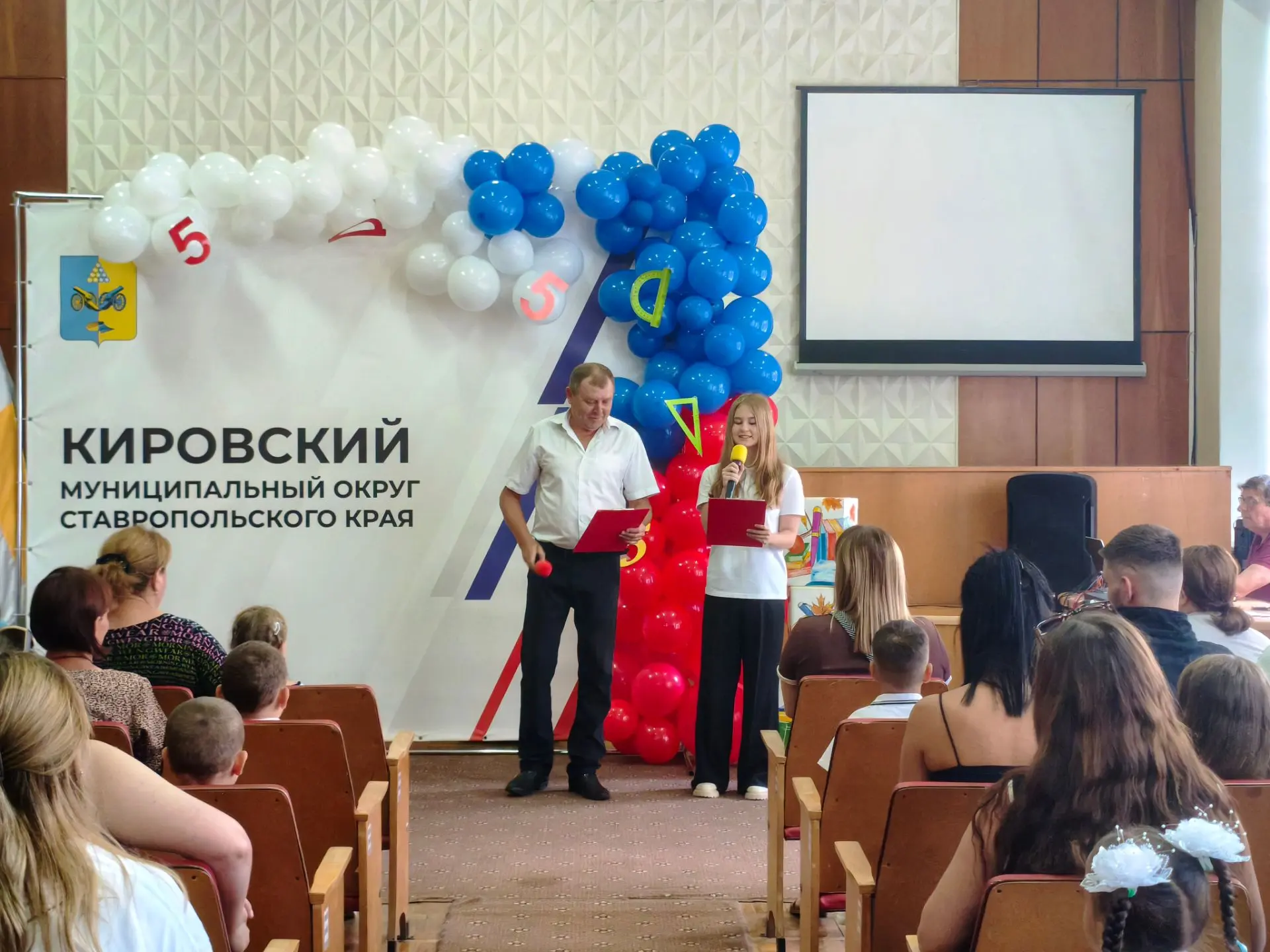 🎒 В первый раз — в первый класс! Творческая команда ДК подарила праздник будущим перво...