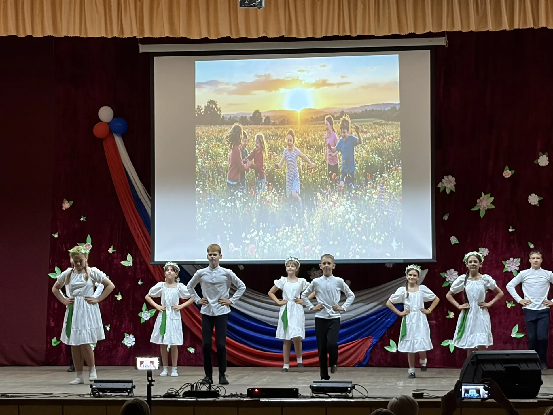 🇷🇺✨ Праздничный концерт ко Дню России✨🇷🇺  

Ребята из трудового лагеря «Юность» и лагеря «Василё