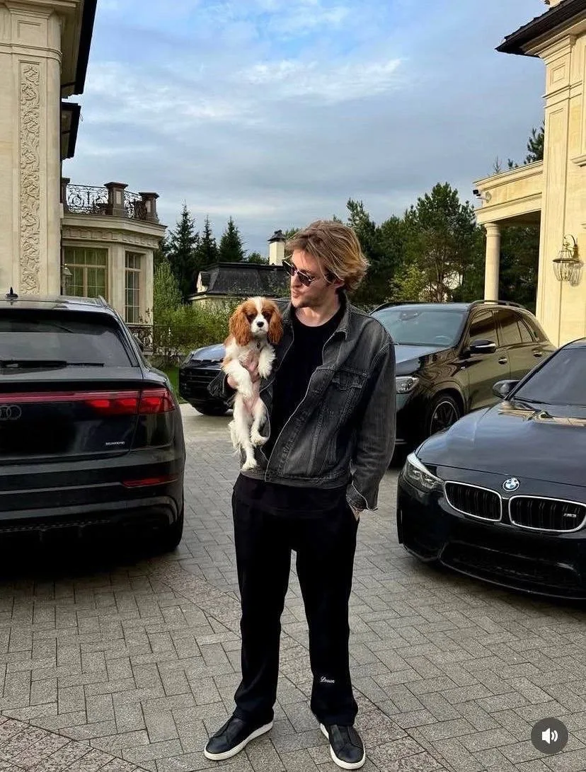 Сын Ирины Дубцовой хвастается роскошным автопарком  Артем Черницын, 20-летний сын певицы, снова прод